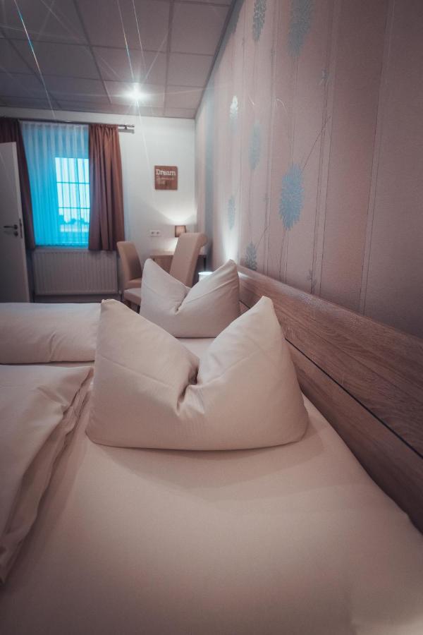 Gasthof Und Hotel Roter Hirsch Claussnitz Екстер'єр фото